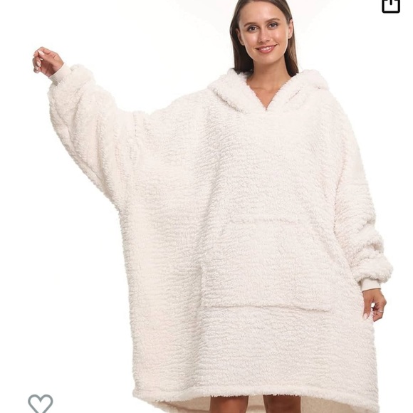 NWT Sherpa Cream Wearable Blanket One Size - Picture 3 of 7